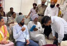 ਡਿਪਟੀ ਕਮਿਸ਼ਨਰ ਵੱਲੋਂ ਸੇਵਾ ਕੇਂਦਰ ਤੇ ਸਬ-ਰਜਿਸਟਰਾਰ ਦਫ਼ਤਰ ਦਾ ਅਚਨਚੇਤ ਨਿਰੀਖਣ, ਲੋਕਾਂ ਨਾਲ ਸਿੱਧੀ ਗੱਲਬਾਤ ਕਰਕੇ ਸੇਵਾਵਾਂ ਦਾ ਲਿਆ ਜਾਇਜ਼ਾ