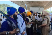 ਡੀਸੀ ਦਫ਼ਤਰ ਅੱਗੇ ਨਿਹੰਗ ਸਿੰਘਾਂ ਨੇ ਲਾਇਆ ਧਰਨਾ, ਚੱਕਾ ਜਾਮ ਨਾਲ ਸੜਕਾਂ ’ਤੇ ਲੱਗੀਆਂ ਵਾਹਨਾਂ ਦੀਆਂ ਲੰਬੀਆਂ ਕਤਾਰਾਂ