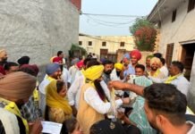 ਸਰਕਾਰ ਦਾ ਹਿਸਾਬ ਲੈ ਕੇ ਲੋਕਾਂ ਦੇ ਦਰ ’ਤੇ ਪੁੱਜੇ ਵਿਧਾਇਕ ਪ੍ਰੋ. ਜਸਵੰਤ ਸਿੰਘ ਗੱਜਣਮਾਜਰਾ; ਅਮੀਰ ਨਗਰ ਦੁੱਲਮਾ ’ਚ ਘਰ-ਘਰ ਜਾ ਕੇ ਲੋਕਾਂ ਨਾਲ ਕੀਤਾ ਗੱਲਬਾਤ